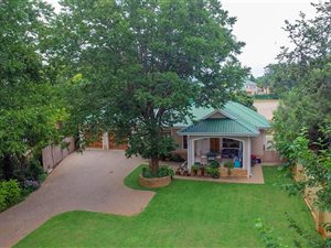 4 Bedroom House in Kosmos