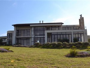4 Bed House in Oubaai and surrounds