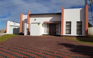 4 Bedroom House in Kwamagxaki