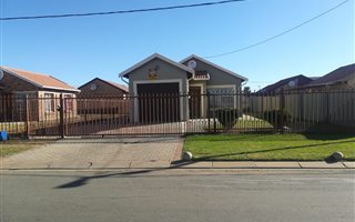 3 Bedroom House in Heidedal