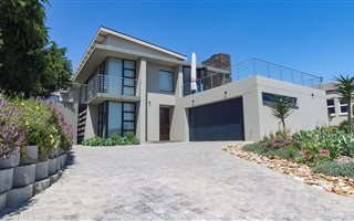 4 Bedroom House in Oubaai and surrounds