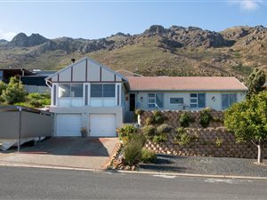 3 Bed House in Gordons Bay Central