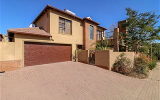 3 Bedroom Cluster in Ruimsig Country Estate