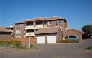 2 Bedroom Apartment in Die Hoewes