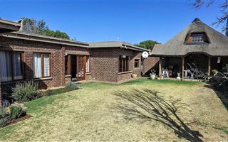 4 Bedroom House in Universitas
