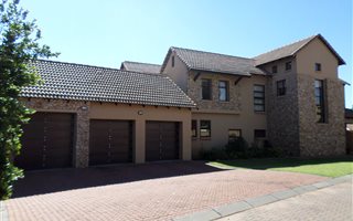 4 Bedroom House in Die Hoewes