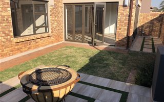 3 Bedroom Townhouse in Klipfontein View