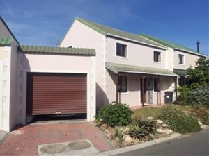 3 Bed Townhouse in Somerset West Central