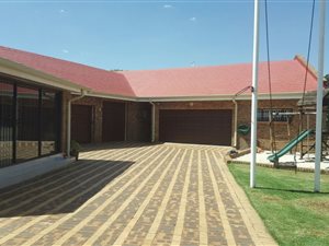 4 Bed House in Selection Park