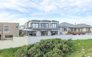 5 Bedroom House in Bloubergstrand