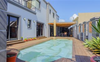 5 Bedroom House in Bloubergstrand