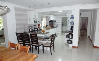 6 Bedroom House in Wavecrest