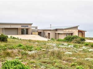 3 Bed House in Stilbaai