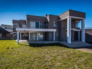 6 Bedroom House in Pelikan Park