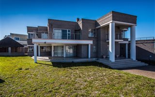 6 Bedroom House in Pelikan Park
