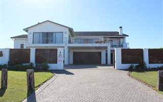 5 Bedroom House in Cape St Francis