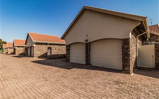 3 Bedroom Simplex in Birchleigh North