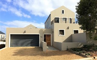 4 Bedroom House in Kelderhof Country Village