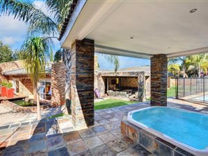6 Bed House in Helderkruin