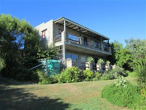 7 Bed House in Clarendon Marine