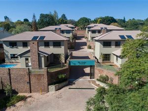 4 Bed Townhouse in Waterkloof Ridge