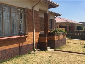4 Bed House in Robertsham
