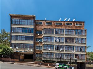 Bachelor apartment in Yeoville