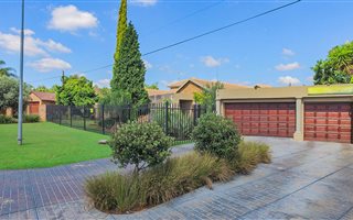 10 Bedroom House in Zwartkop