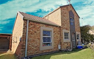 2 Bedroom Townhouse in Wilgeheuwel