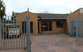 3 Bedroom House in Mikro Park