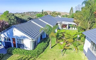 4 Bedroom House in Helderkruin