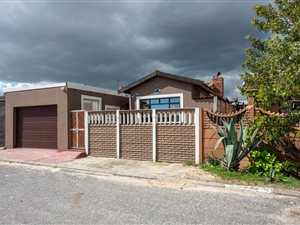 2 Bed House in Malibu Village