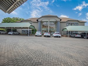 193 m² Commercial space in Die Hoewes