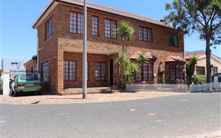 5 Bedroom House in Steenberg