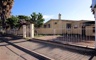 300 m² Office Space in De Rust