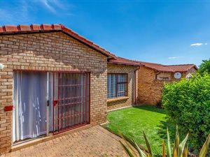 2 Bedroom Townhouse in Roodepoort Central