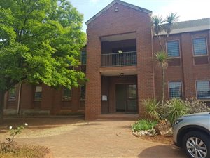 600 m² Commercial space in Die Hoewes