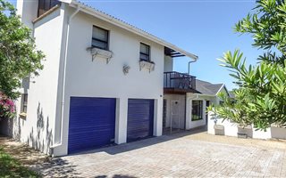 4 Bedroom House in Dana Bay