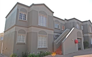 3 Bedroom Townhouse in Roodekrans