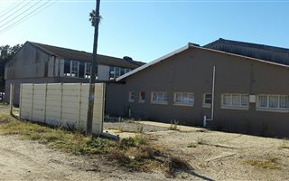 870 m² Industrial space in Uitenhage Central