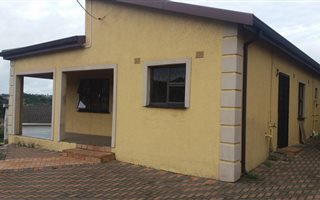 3 Bedroom House in Lovu