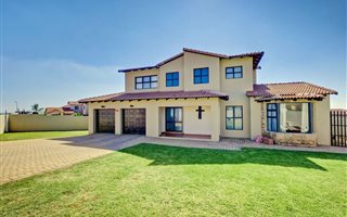 3 Bedroom House in Honingklip AH