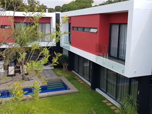 5 Bed House in Hyde Park