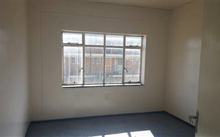 1 Bedroom Flat in Crown Gardens