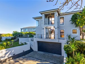 4 Bed House in Pezula Golf Estate
