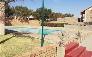 2 Bedroom Townhouse in Rooihuiskraal North