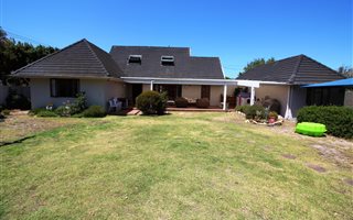 4 Bedroom House in Bergvliet