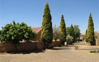 3 Bedroom Simplex in Heuwelsig Estate