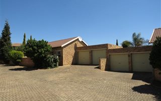 3 Bedroom Simplex in Heuwelsig Estate