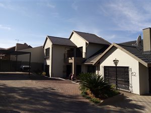 6 Bed House in Alan Manor